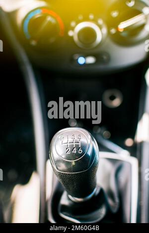 Nahaufnahme eines Autozahnknopfs. Detailansicht eines Getriebeschalthebels, eines Getriebeschalthebels eines Fahrzeugs. Nahaufnahme eines Schalthebels Stockfoto