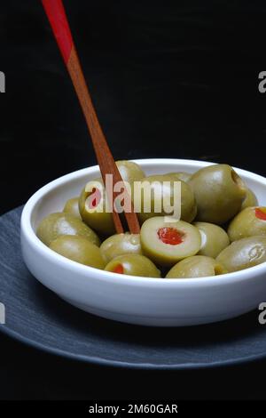 Grüne Oliven, gefüllt mit Paprika-Stücken Stockfoto