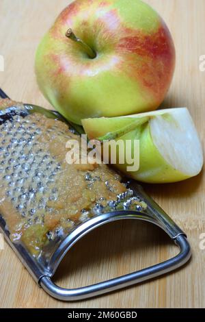 Apfel und Reibe, Apfelmus Stockfoto