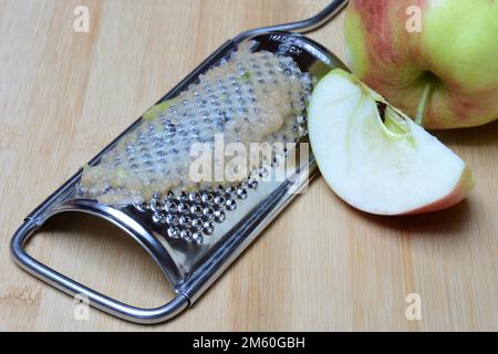 Apfel und Reibe, Apfelmus Stockfoto