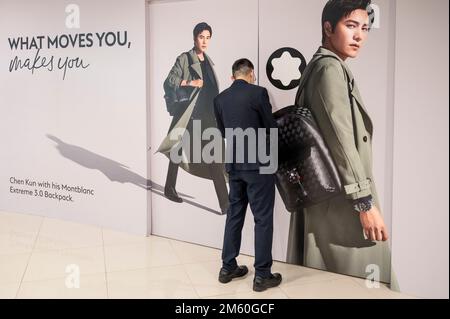 Hongkong, China. 16. Dezember 2022. Ein Mann steht vor einer Unterbaugeschichte der deutschen Luxusmarke für Schreibinstrumente, Uhren, Schmuckwaren, Montblanc, in Hongkong. (Kreditbild: © Sebastian Ng/SOPA Bilder über ZUMA Press Wire) Stockfoto