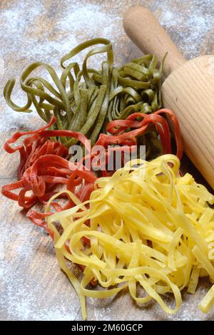 Tagliatelle Tricolore, italienische Pasta mit Brötchen Stockfoto