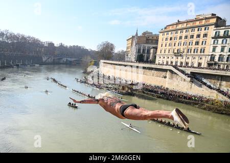 Rom, Italien. 01. Januar 2023. Maurizio Palmulli, bekannt als „Mister OK“, taucht im Rahmen der traditionellen Neujahrsfeier am 1. Januar 2023 in Rom in den Tiber ein. Kredit: Unabhängige Fotoagentur/Alamy Live News Stockfoto