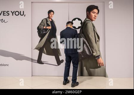 Hongkong, China. 16. Dezember 2022. Ein Mann steht vor einer Unterbaugeschichte der deutschen Luxusmarke für Schreibinstrumente, Uhren, Schmuckwaren, Montblanc, in Hongkong. (Kreditbild: © Sebastian Ng/SOPA Bilder über ZUMA Press Wire) Stockfoto