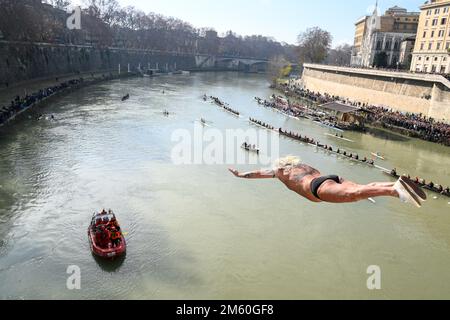Rom, Italien. 01. Januar 2023. Maurizio Palmulli, bekannt als „Mister OK“, taucht im Rahmen der traditionellen Neujahrsfeier am 1. Januar 2023 in Rom in den Tiber ein. Kredit: Unabhängige Fotoagentur/Alamy Live News Stockfoto