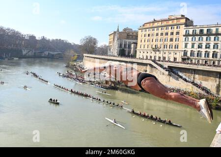 Rom, Italien. 01. Januar 2023. Maurizio Palmulli, bekannt als „Mister OK“, taucht im Rahmen der traditionellen Neujahrsfeier am 1. Januar 2023 in Rom in den Tiber ein. Kredit: Unabhängige Fotoagentur/Alamy Live News Stockfoto