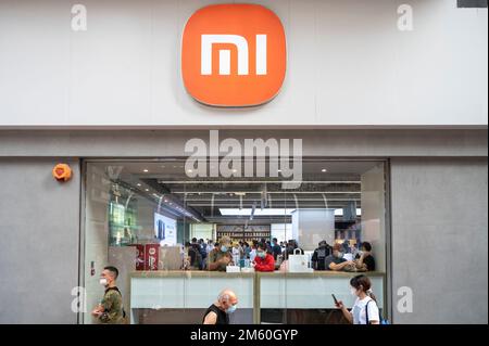 Hongkong, China. 12. September 2022. Käufer werden im chinesischen, multinationalen Technologie- und Elektronikgeschäft Xiaomi in Hongkong gesehen. (Kreditbild: © Sebastian Ng/SOPA Bilder über ZUMA Press Wire) Stockfoto