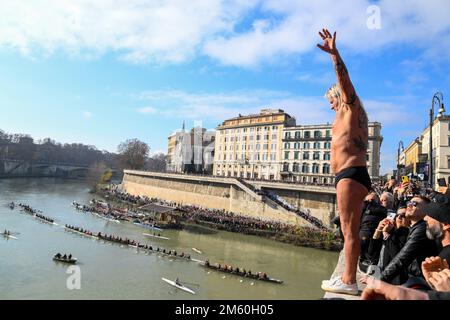 Rom, Italien. 01. Januar 2023. Maurizio Palmulli, bekannt als „Mister OK“, taucht im Rahmen der traditionellen Neujahrsfeier am 1. Januar 2023 in Rom in den Tiber ein. Kredit: Unabhängige Fotoagentur/Alamy Live News Stockfoto