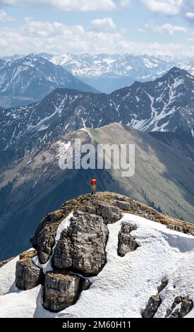 Wanderer auf dem Gipfel von Thaneller vor der Berglandschaft, Lechtaler Alpen, Tirol, Österreich Stockfoto