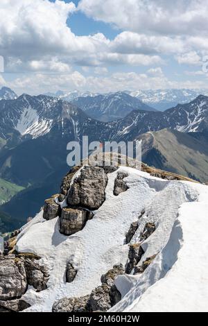 Wanderer auf dem Gipfel von Thaneller vor der Berglandschaft, Lechtaler Alpen, Tirol, Österreich Stockfoto