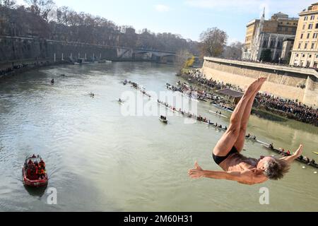 Rom, Italien. 01. Januar 2023. Maurizio Palmulli, bekannt als „Mister OK“, taucht im Rahmen der traditionellen Neujahrsfeier am 1. Januar 2023 in Rom in den Tiber ein. Kredit: Unabhängige Fotoagentur/Alamy Live News Stockfoto