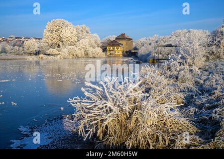 Flusslandschaft mit Heifrost und Eis, Eder, Grifte, Hessen, Deutschland Stockfoto