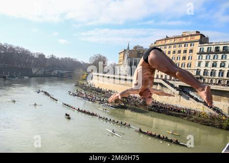 Rom, Italien. 01. Januar 2023. Maurizio Palmulli, bekannt als „Mister OK“, taucht im Rahmen der traditionellen Neujahrsfeier am 1. Januar 2023 in Rom in den Tiber ein. Kredit: Unabhängige Fotoagentur/Alamy Live News Stockfoto