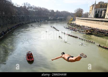 Rom, Italien. 01. Januar 2023. Maurizio Palmulli, bekannt als „Mister OK“, taucht im Rahmen der traditionellen Neujahrsfeier am 1. Januar 2023 in Rom in den Tiber ein. Kredit: Unabhängige Fotoagentur/Alamy Live News Stockfoto