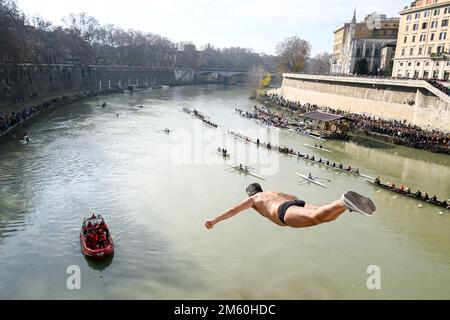 Rom, Italien. 01. Januar 2023. Maurizio Palmulli, bekannt als „Mister OK“, taucht im Rahmen der traditionellen Neujahrsfeier am 1. Januar 2023 in Rom in den Tiber ein. Kredit: Unabhängige Fotoagentur/Alamy Live News Stockfoto