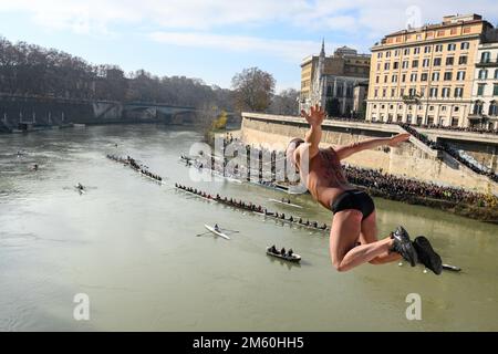 Rom, Italien. 01. Januar 2023. Maurizio Palmulli, bekannt als „Mister OK“, taucht im Rahmen der traditionellen Neujahrsfeier am 1. Januar 2023 in Rom in den Tiber ein. Kredit: Unabhängige Fotoagentur/Alamy Live News Stockfoto