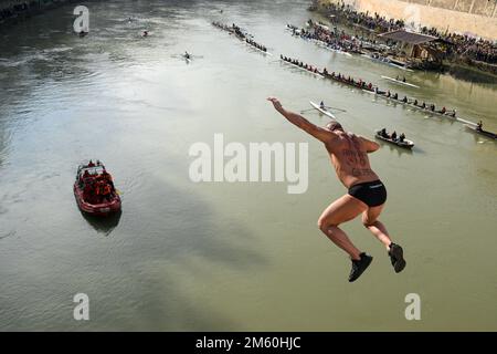 Rom, Italien. 01. Januar 2023. Maurizio Palmulli, bekannt als „Mister OK“, taucht im Rahmen der traditionellen Neujahrsfeier am 1. Januar 2023 in Rom in den Tiber ein. Kredit: Unabhängige Fotoagentur/Alamy Live News Stockfoto