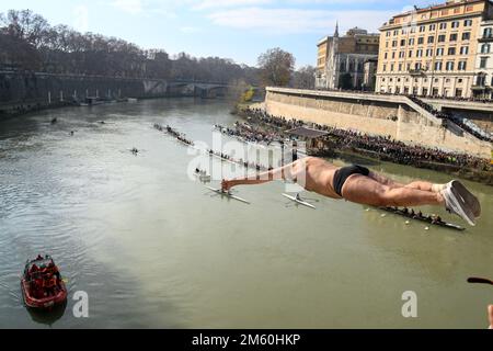 Rom, Italien. 01. Januar 2023. Maurizio Palmulli, bekannt als „Mister OK“, taucht im Rahmen der traditionellen Neujahrsfeier am 1. Januar 2023 in Rom in den Tiber ein. Kredit: Unabhängige Fotoagentur/Alamy Live News Stockfoto