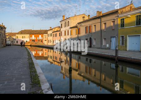 Häuser im Kanal, Via Agatopisto, Comacchio, Emilia Romagna, Italien Stockfoto