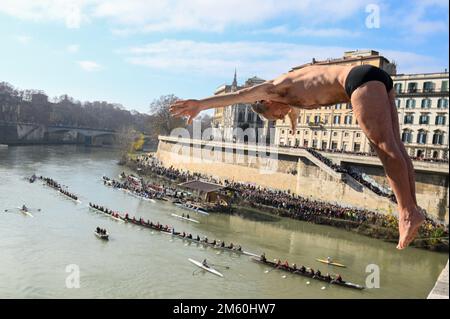 Rom, Italien. 01. Januar 2023. Maurizio Palmulli, bekannt als „Mister OK“, taucht im Rahmen der traditionellen Neujahrsfeier am 1. Januar 2023 in Rom in den Tiber ein. Kredit: Unabhängige Fotoagentur/Alamy Live News Stockfoto
