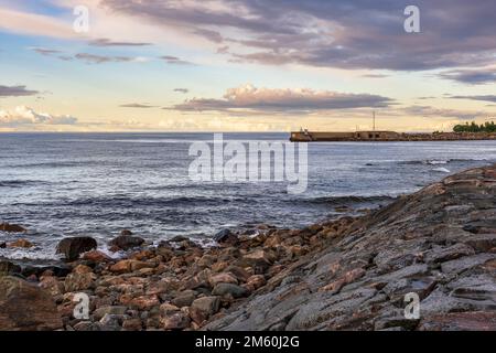 Die schwedische Ostsee mit einem Pier bei Sonnenuntergang im Herbst Stockfoto