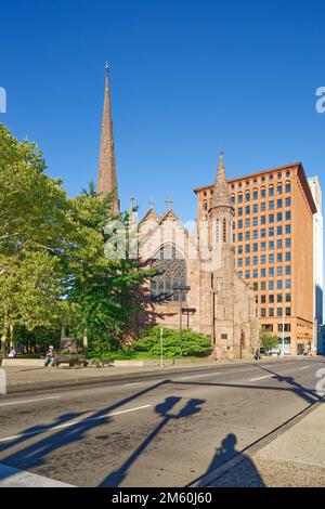 St. Paul's Bischofskathedrale ist eine Wahrzeichen-Kirche aus rotem Sandstein, die von Richard Upjohn entworfen und 1873 fertiggestellt wurde. Stockfoto