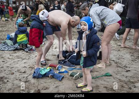 Amsterdam, 1. Januar 2023 - NEUJAHRSPAZIERGANG. Der traditionelle unauslöschliche Neujahrstauchgang in den Sloterplas in Amsterdam. So kalt ist es dieses Jahr nicht. Foto ANP Dingena Mol niederlande raus - belgien raus Stockfoto