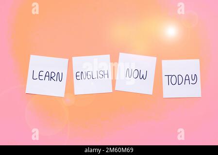 Handgeschriebenes Schild „Learn English Now“. Wort für Gewinn oder Erwerb von Kenntnissen und Fähigkeiten in der englischen Sprache Stockfoto