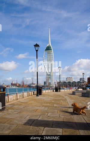 blick auf den spinnaker Tower vom Capstan Square auf der Gewürzinsel im hafen von portsmouth Stockfoto