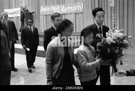 Das Massaker des US-Militärs in My Lai (Vietnam) im Jahr 1968 führte zu einer weltweiten Empörung, auch in Deutschland. Einer der wenigen Überlebenden war Vo Thi Lien Stockfoto