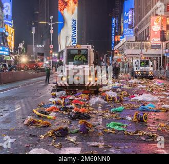 NEW YORK, NEW YORK. – 1. Januar 2023: Mechanische Besenkehrfahrzeuge räumen Müll vom Times Square nach einer Neujahrsfeier. Stockfoto