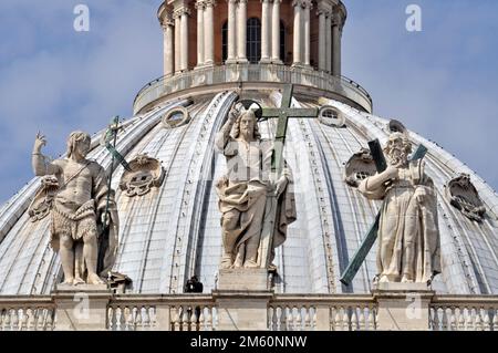 Monumentale Statuen Apostel Johannes der Täufer, Jesus Christus als der auferstandene Christus und St. Andrew, Fassade und Domstraße Peter's Cathedral, St. Peters Stockfoto