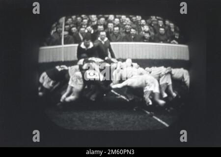 1950er, historische, internationale Rugby-Vereinigung, ein Rugby-Fußballspiel zwischen England und Wales, das im BBC-Fernsehen übertragen wird. Das Bild zeigt die Menge, die Spieler in einem Scrum beobachtet. Stockfoto