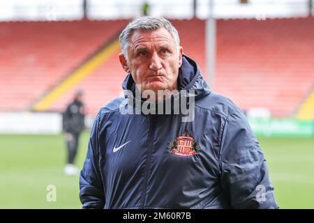 Tony Mowbray Manager von Sunderland kommt am 1. Januar 2023 während des Sky Bet Championship Spiels Blackpool vs Sunderland in Bloomfield Road, Blackpool, Großbritannien, an der Bloomfield Road an (Foto: Mark Cosgrove/News Images) Stockfoto