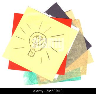 Entwicklung der Geschäftsvision und Ideenkonzept, Haftnotizen mit Glühbirne als Innovationssymbol, isoliert auf Weiß. Stockfoto