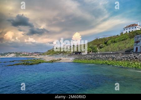 Biarritz in Frankreich, der kleine Hafen und Strand Port Vieux, touristische Landschaft Stockfoto