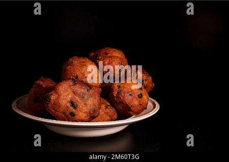 Holländischer Oliebollen in einer weißen Schüssel mit Essig Stockfoto