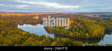 Konopiste mittelalterliche Burg und Konopistsky Wasserreservoir. Benesov, Tschechische Republik. Luftaufnahme von der Drohne. Stockfoto