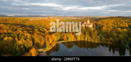 Konopiste mittelalterliche Burg und Konopistsky Wasserreservoir. Benesov, Tschechische Republik. Luftaufnahme von der Drohne. Stockfoto