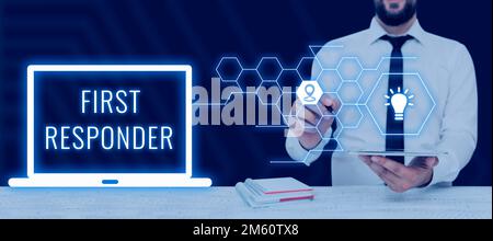 Textzeichen für Ersthelfer. Wort für eine Person, die dafür verantwortlich ist, sofort zum Unfall zu gehen Stockfoto