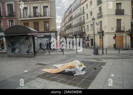 Erster Tag des Jahres 2023 in den Straßen von Madrid. Der Stadtrat von Madrid wird keinen Müll sammeln (Haushaltsabfall, Papierkarton und Glas). Der Service wird dann wieder normal ab Montag, 2. Januar, der Stadtrat von Madrid berichtet in einer Erklärung. Stockfoto