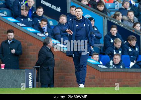 Blackburn, Großbritannien. 1. Januar 2023Blackburn, Großbritannien. 1. Januar 2023 Cardiff City Manager Mark Hudson gestikuliert während des Sky Bet Championship-Spiels zwischen Blackburn Rovers und Cardiff City im Ewood Park, Blackburn am Sonntag, den 1. Januar 2023. (Kredit: Mike Morese | MI News( Kredit: MI News & Sport /Alamy Live News Stockfoto