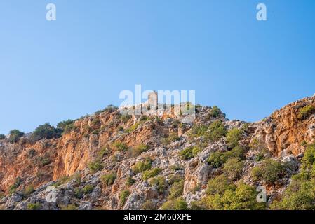 Niedriger Winkel Blick auf die mittelalterliche Burg Alanya auf dem felsigen Berg Stockfoto