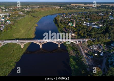 Luftaufnahme der Autobrücke über die Wolga an einem Augusttag. Staritsa, Region Tver. Russland Stockfoto