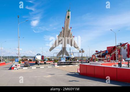 KAMENSK-SHAKHTINSKY, RUSSLAND - 04. OKTOBER 2021: Su-17-Kampfbomber in der Ausstellung der sowjetischen Militärluftfahrt des Patriot-Parks auf sonnigen Plätzen Stockfoto