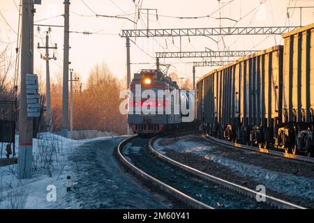 SHARYA, RUSSLAND - 19. MÄRZ 2022: Sowjetische Elektrolokomotive von VL80t-1945 auf der Northern Railway an einem sonnigen Marschabend Stockfoto