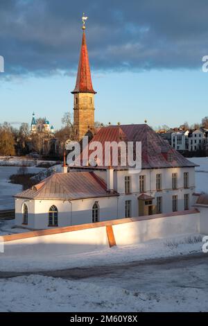 Antiker Priory-Palast aus der Nähe am Dezembervormittag. Gatchina. Region Leningrad, Russland Stockfoto