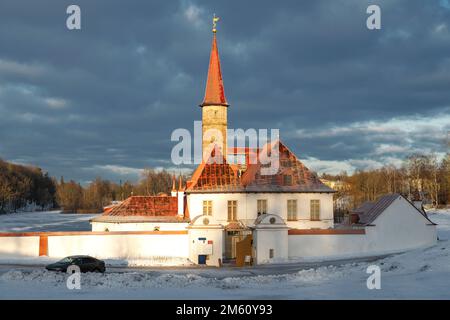 GATCHINA, RUSSLAND - 25. DEZEMBER 2022: Priory Palace unter bewölktem Himmel am Dezembernachmittag Stockfoto