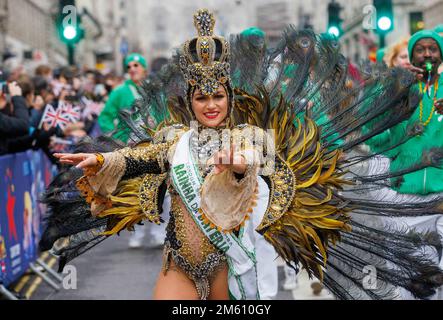 London, Großbritannien. 1. Januar 2022. Etwa 8,000 Künstler aus der ganzen Welt nehmen an der Neujahrsparade im Zentrum von London Teil, nach einer 2-jährigen Pause wegen der Coronavirus-Pandemie. Kredit: Mark Thomas/Alamy Live News Stockfoto