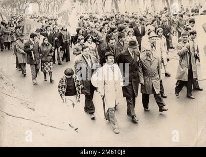 UdSSR, ukrainische SSR, Dnepropetrovsk - ca. 1970er: Ein antikes Foto zeigt Menschen bei einer Demonstration zu Ehren des Sieges im Großen Patriotischen Krieg Stockfoto